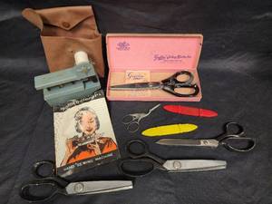 lot 288 image: Vintage Griffen Cutlery and Hand Sewing Machine Set
