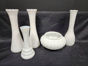 lot 182 image: Vintage Milk Glass Vase Collection