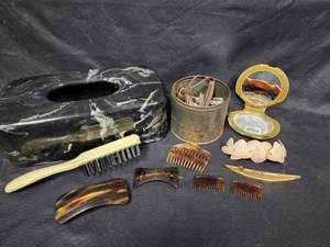 lot 199 image: Group of Vintage Bathroom and Hair Accessories