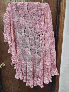lot 429 image: Vintage Pink and White Lace Crochet Table Covering approx 66in