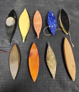 lot 432 image: 9 Unique Vintage Tatting Shuttles in Good Condition