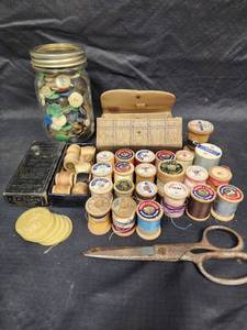 lot 433 image: Vintage Sewing Supplies