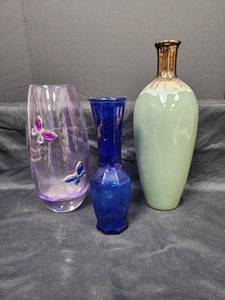 lot 445 image: 3 Vases