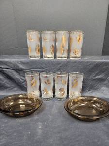 lot 460 image: 8 Vintage Glasses with Gold Leaf Motif and 2 Bowls