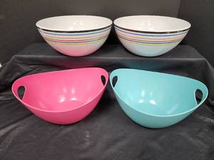 lot 461 image: Four Plastic Bowls