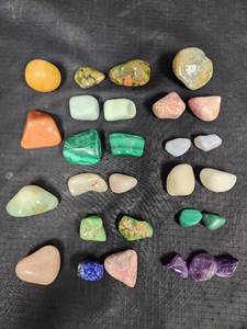 lot 489 image: Mixed Polished Crystal and Gemstone Collection
