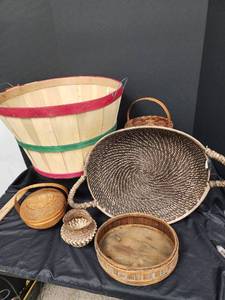 lot 515 image: 6 Vintage Baskets