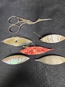 lot 544 image: Vintage Fancy Tatting Shuttles and Embroidery Scissors