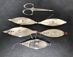 lot 545 image: Vintage Metal Tatting Shuttles and Embroidery Scissors