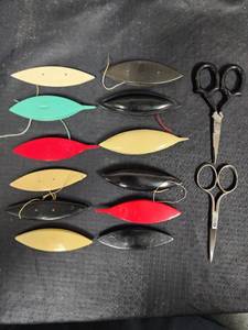lot 546 image: Vintage Tatting Shuttles and 2 Pair Embroidery Scissors