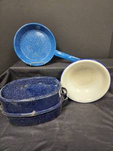 lot 554 image: Vintage Blue Enamel Speckled Frying Pan Roaster and Blue Trimmed Enamel Pan