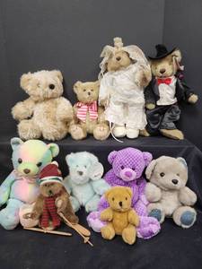 lot 601 image: Assorted Teddy Bears in a Variety of Colors
