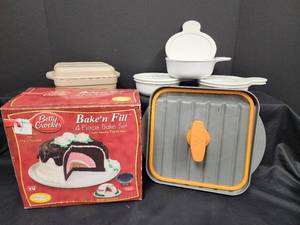 lot 626 image: Baken Fill Cake Pan, Microwave Cookware and 3 Corningware Bowls with Lids