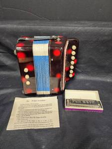 lot 638 image: The Midget Accordian and Fun Gear