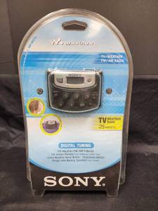lot 4 image: NIP Vintage Sony Walkman TVWeatherFMAM Radio SRF-M37V