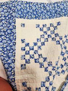 lot 9 image: Vintage Blue and White Irish Chain Pattern Quilt 70in. x 92in.