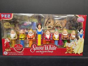 lot 38 image: Disney Snow White and Seven Dwarfs PEZ Dispenser Collectors Series Set Limited Edition