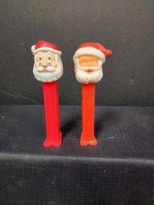 lot 42 image: Vintage PEZ Santa Claus Candy Dispensers