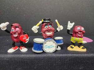 lot 44 image: Vintage California Raisins PVC Figurines Set - Drummer and Surfer