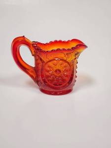 lot 62 image: LE Smith Miniature Patterned Sunset Amberina Creamer or Toothpick holder.