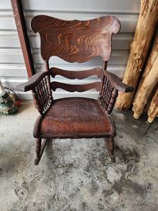 lot 687 image: Antique Oak Spindle Rocking Chair (solid)