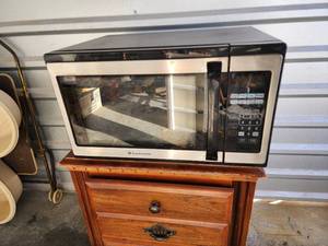 lot 718 image: Toastmaster Digital Microwave Oven with Express Cook