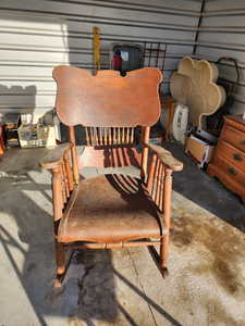 lot 721 image: Vintage Wooden Spindle Rocking Chair (sturdy)
