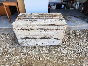 lot 722 image: Storage Chest with Original White Paint 40x22x25