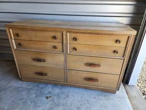 lot 729 image: 55x20x33 Vintage Mid-Century Modern 8-Drawer Dresser