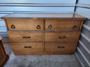 lot 731 image: Vintage Oak 6-Drawer Dresser with Decorative Hardware 50x17x31