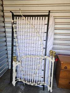 lot 736 image: Vintage Victorian Style Cast Iron Day Bed Frame with Brass Finials