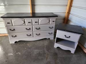 lot 804 image: Refinished Vintage Dresser Set with Black Top and Gray Base