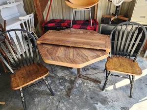 lot 807 image: Vintage Dining Set - Octagonal Table with Windsor Chairs and Leaf