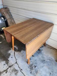 lot 812 image: Folded Vintage Drop Leaf Dining Table with Turned Legs 58x40x30 Open. 26x40x30