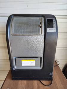 lot 813 image: Lasko CC24849 Ceramic Element Space Heater 120V 1500W