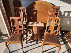 lot 818 image: Antique Oak Queen Anne Dining Set with Round Pedestal Table and Chairs (table measures 54.5 in diameter and includes (5) 8.5x54.5 leaves)