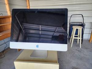 lot 824 image: Apple iMac 27-inch Desktop Computer (Untested)