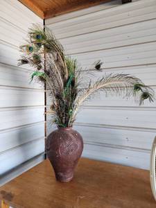 lot 828 image: Decorative Large Brown Vase with Carved Palm Pattern and Peacock Feathers