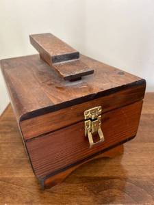 lot 7504 image: Vintage shoe shining kit