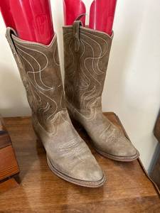 lot 7507 image: Suede Brown Boots
