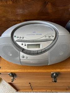 lot 7512 image: CD Player lot