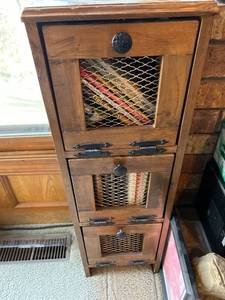 lot 7530 image: Vintage Bookshelf with Vintage Cookbookscontents
