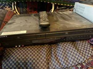 lot 7534 image: Sony VHS and DVD player