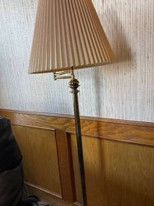 lot 7569 image: End Table and Lamp Lot