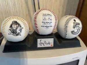 lot 7570 image: George Brett McDonalds Baseball set with stand