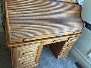 lot 7584 image: Rolltop desk with beautiful details