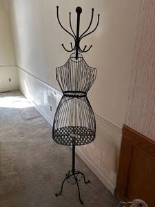 lot 7589 image: Dress form coat rack