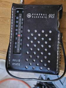 lot 7595 image: Vintage GE Solid State AMFM Pocket Radio