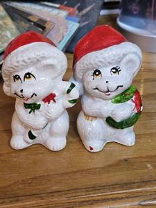 lot 7604 image: Vintage Christmas Salt & Pepper Shaker Set