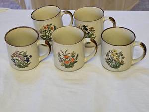 lot 7615 image: Vintage Floral Ceramic Coffee Mugs Set